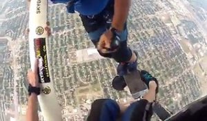 Un homme perd son parachute en plein vol