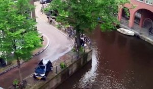 Une Porsche pousse une smart dans un canal