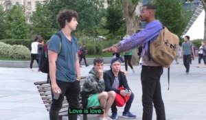 Ce Youtubeur fait croire qu’il est homophobe pour tester la réaction des passants (VIDEO)