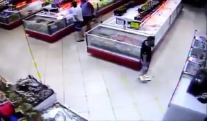 Un poisson saute dans le panier d'un client au supermarché