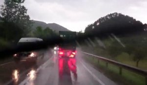 Terrible accident de camion sur une autoroute de Roumanie. Route très glissante