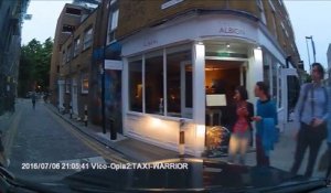 Un voleur de téléphone poursuivit dans les rues de Londres