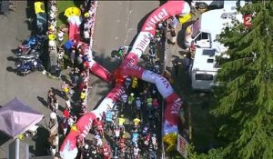 Incident au Tour de France : L'Arche de «la flamme rouge» s'écroule sur les coureurs - Plusieurs blessés