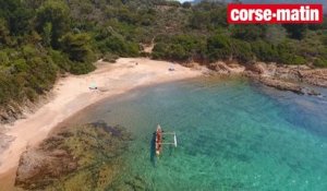 Plages de Corse : eau turquoise, surf et pirogue hawaïenne à Capo di Feno