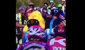 Tour de France 2016 - Quand Chris Froome donne un coup à un supporter colombien dans le Col de Peyresourde