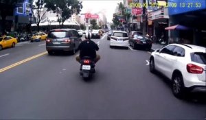 Un automobiliste tente d'aider un scootériste qu'il vient de faire tomber...