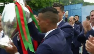 La sélection portugaise présente son trophée à Marcoussis