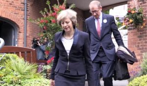 Brexit: pas de second référendum, dit Theresa May