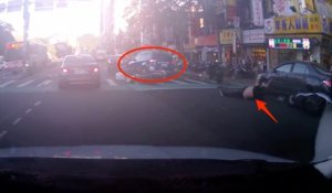 Une taïwanaise en SUV confond le frein et l'accélérateur...