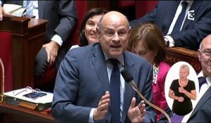 Manuel Valls pris d'un fou rire à l'Assemblée Nationale - Regardez