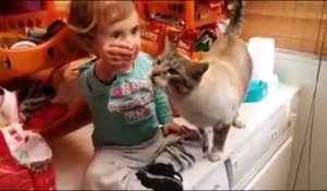 Hilarant Ce Bebe Est Jaloux Et Ne Veut Pas Partager La Main De Son Papa Sur Orange Videos