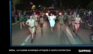 Brésil : Un homme tente d’éteindre la flamme olympique à coups d’extincteur