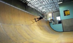 10aines de tentatives du "900" par Tony Hawk en Skateboard.. Le mec devient fou !