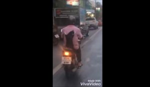 Un chat et son maître se baladent à scooter