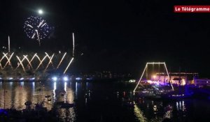 Brest 2016. Le feu d'artifice final sous la pleine lune !