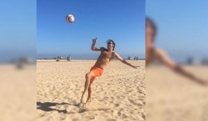 Zlatan Ibrahimovic s’éclate sur la plage de Venice Beach (vidéo)