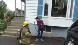 3 camions de pompiers s arrêtent devant chez cette dame... Vous allez vite comprendre pourquoi