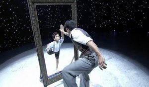 Un duo réalise une danse miroir