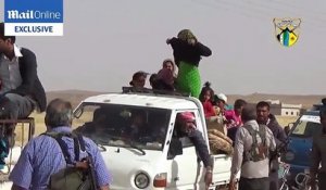 Libérées de Daesh, des femmes syriennes retirent leur robe noire