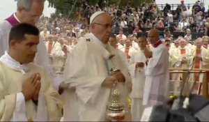 Le pape rate une marche et tombe à Czestochowa