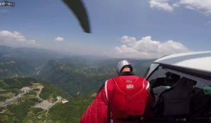 Il saute en Wingsuit depuis un hélicoptère et touche sa cible au plus pret du sol!