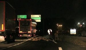 Calais, la nuit, les migrants prêts à tout pour passer la Manche