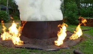 Impressionnant four géant pour faire du charbon de bois !