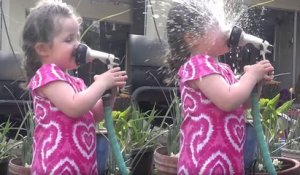 Une fillette découvre la pression de l'eau avec sa grand mère