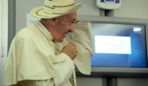 Le pape François se fait offrir le maillot de l'équipe de football du Panama