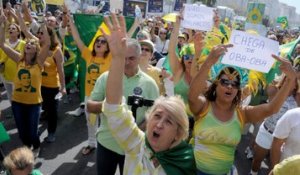 Manifestations pour et contre Rousseff à cinq jours des JO