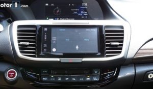 Siri lit tous les smiley de l'iphone dans une voiture avec CarPlay pour iPhone