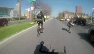 Ce cycliste arrive a chopper une pizza tendue par un automobiliste sympa! ahaha