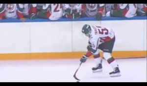 Ce joueur de hockey a une technique très spéciale pour marquer son penalty... En mode javelot
