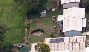 Un couple découvre un trou d'eau géant dans son jardin en Australie