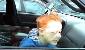 Ce gamin s'amuse avec la vitre de la voiture et fait des têtes hilarantes