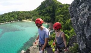 Demande en mariage émouvante en pleine escalade d'une falaise