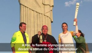 La flamme olympique arrive devant la statue du Christ rédempteur