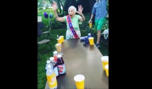 Mamie joue au Beer Pong à son 100ème anniversaire et gagne !
