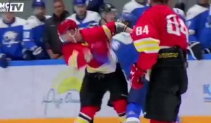 Un joueur de hockey sur glace se bat avec toute l’équipe adverse !