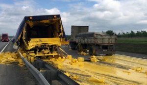Une autoroute russe couverte de peinture jaune avec le crash d'un camion