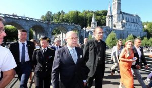 Le ministre Bernard Cazeneuve inspecte la sécurité des sanctuaires de Lourdes