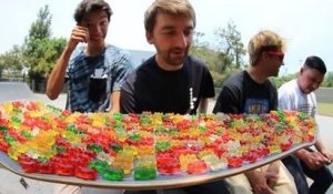 Ils font du skateboard avec une planche remplie de bonbons en forme de nounours !