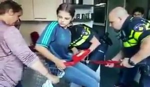 Coincée dans un chariot de supermarché, une jeune femme est obligée d'appeler les pompiers