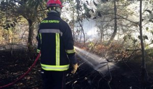 Les pompiers éteignent le feu de Monsec en Dordogne