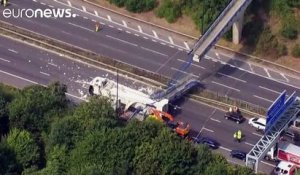 Un pont s'effondre sur une autoroute en Grande-Bretagne