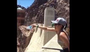 Incroyable expérience avec une bouteille d'eau sur la barrage Hoover