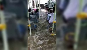 Un bus inondé en quelques secondes