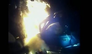 Un officier de police sauve un homme des flammes