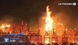 Une réplique de la ville de Londres brûle sur la Tamise