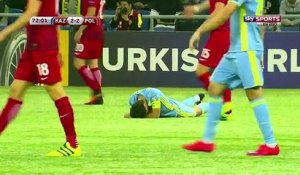 Le pied du footballeur Kamil Glik fait des miracles... Grosse simulation de blessure en foot
